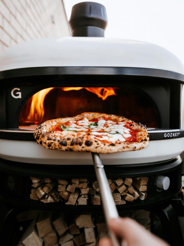 Neapolitanische Pizza frisch aus dem Steinofen